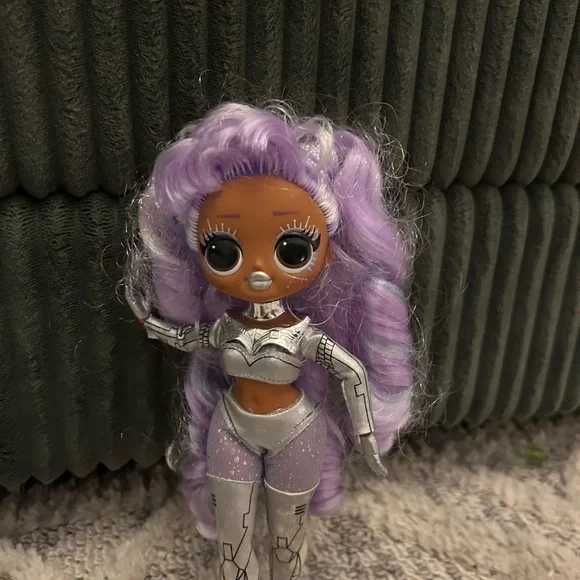 O.M.G Surprise! Dolls with Pink, Blue, and Purple Hair - Picture 2 of 5